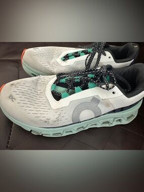 On Cloud monster running shoes Sz 6 *see pics*